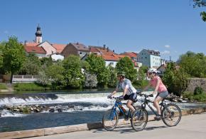 Zahlreiche Flussradwege führen durch das Chamer Land im Oberen Bayerischen Land. Genussradler und Familien mit Kindern schätzen die steigungsarmen und landschaftlich reizvollen Wege.